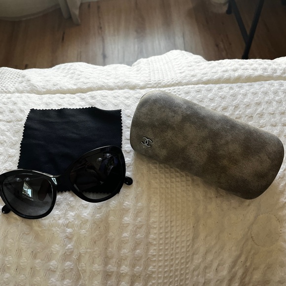 CHANEL Black , white Chanel pearl Wraparound Sunglasses with Matte Finish - Picture 9 of 12